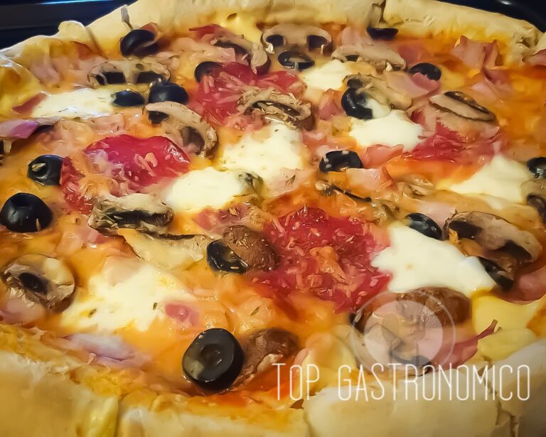Pizza de Pepperoni con los bordes rellenos de Queso, masa casera sin reposo