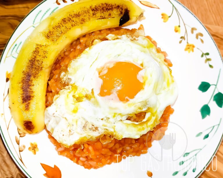 Arroz a la cubana, con huevo frito y plátano