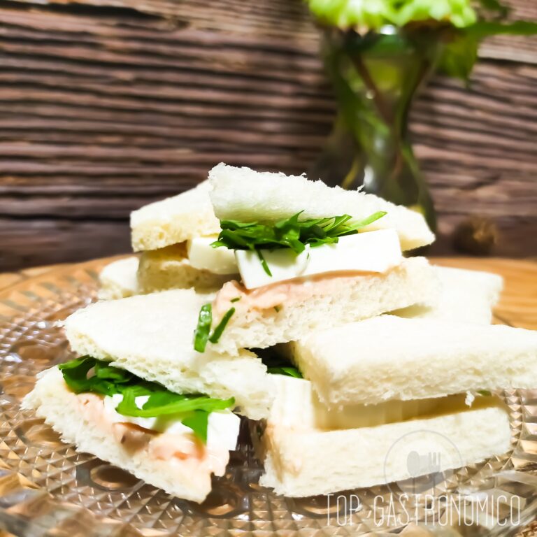 Mini Sándwiches de Paté de Salmón, con queso fresco y rúcula, Canapés Navideños con pan de molde muy sencillos