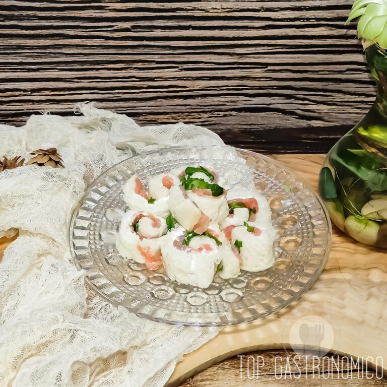 Rollitos de Salmón ahumado con rúcula, unos originales canapés de salmón con pan de molde