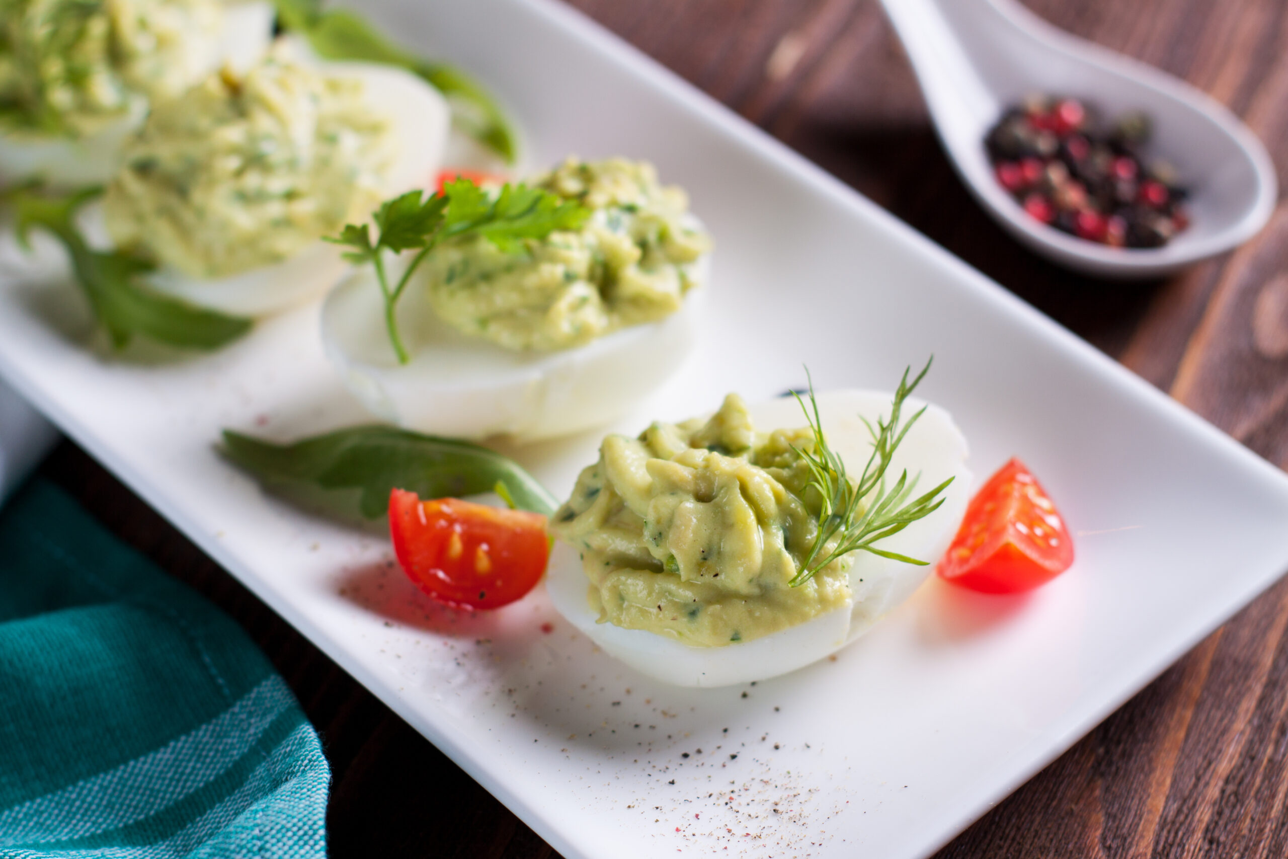 Huevos rellenos de Guacamole, un aperitivo muy saludable y original