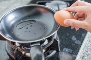 Cómo cocer huevos para conseguir unos huevos duros perfectos (y algunos trucos para que no se rompan al pelar)