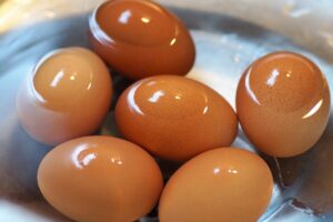 Cómo cocer huevos para conseguir unos huevos duros perfectos (y algunos trucos para que no se rompan al pelar)