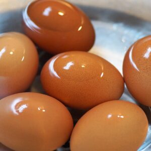 Cómo cocer huevos para conseguir unos huevos duros perfectos (y algunos trucos para que no se rompan al pelar)