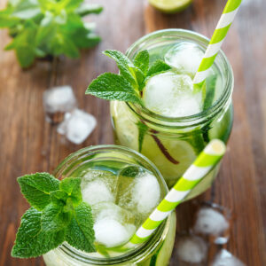 Agua de Hierbabuena con Limón, una bebida muy refrescante y saludable