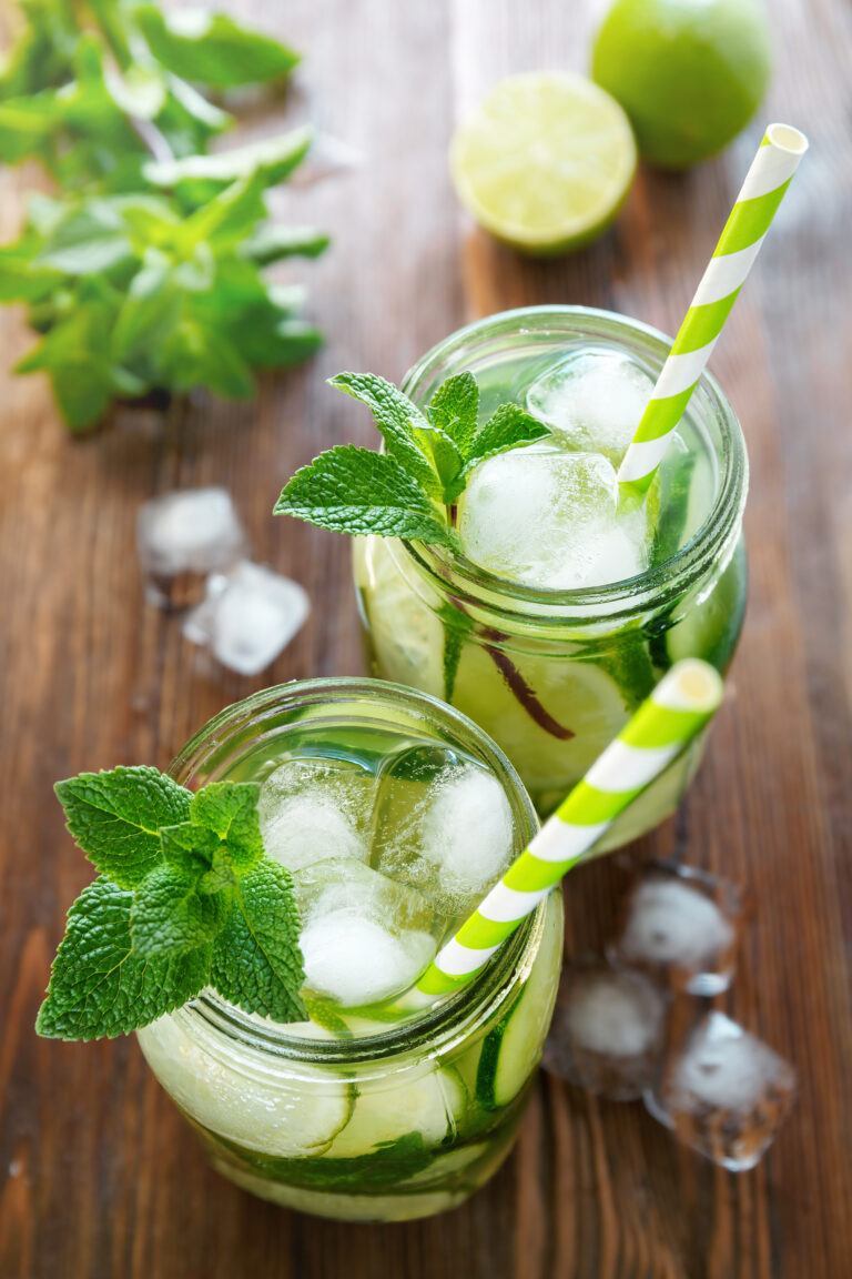 Agua de Hierbabuena con Limón, una bebida muy refrescante y saludable