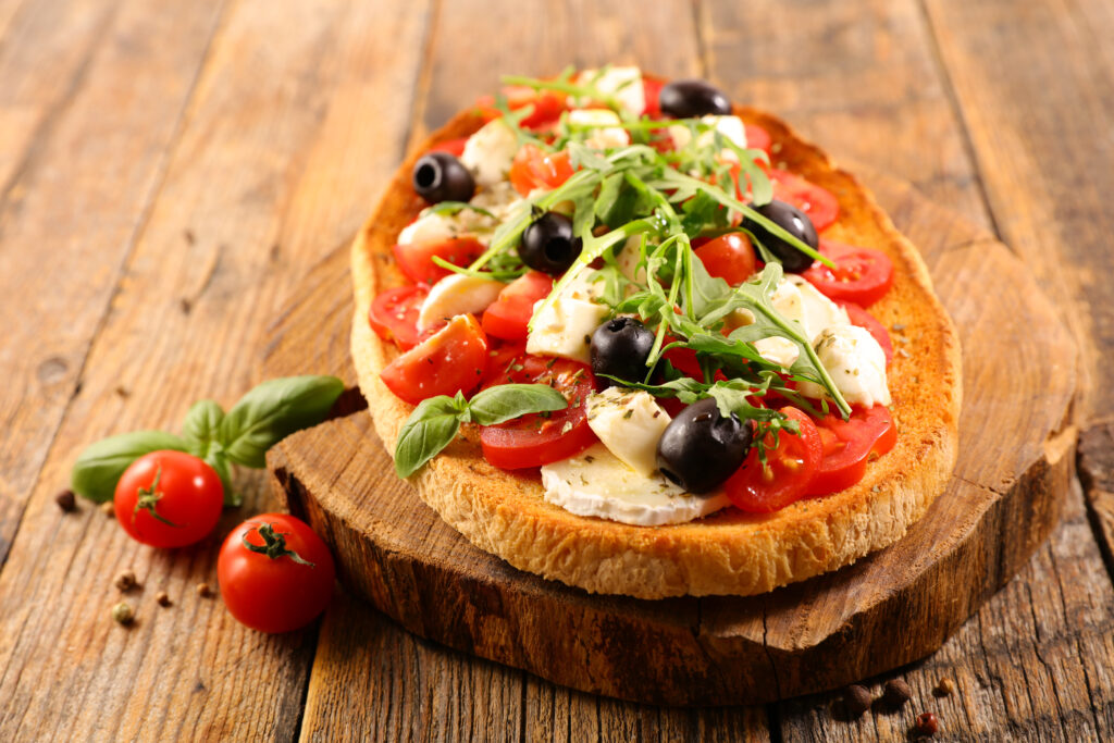 Bruschetta de Mozarela con Tomate, un sencillo entrante italiano que puedes tomar tanto en frío como en caliente