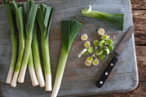 Puerros asados con Vinagreta de Mostaza, una receta resultona pero saludable