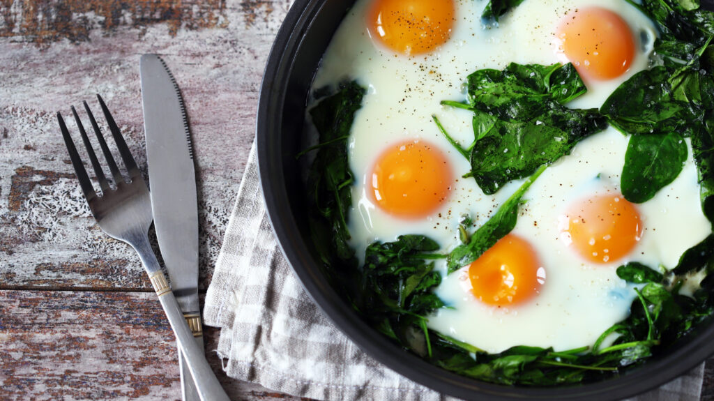 Huevos al Horno con Acelgas, una receta para toda la familia 