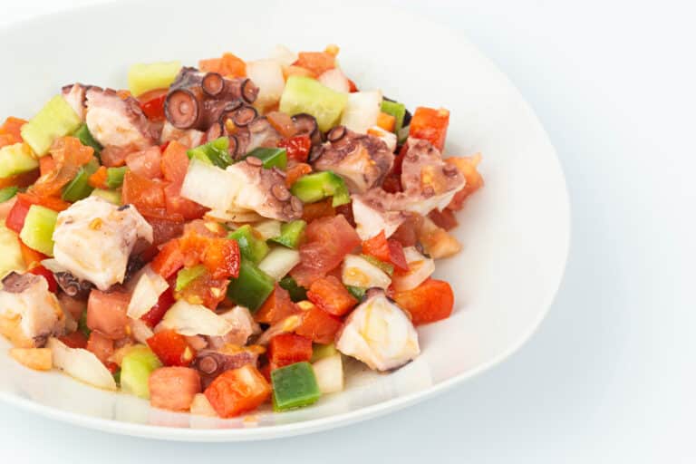 Salpicón de legumbres con palitos de cangrejo, una deliciosa receta llena de sabor y nutrientes