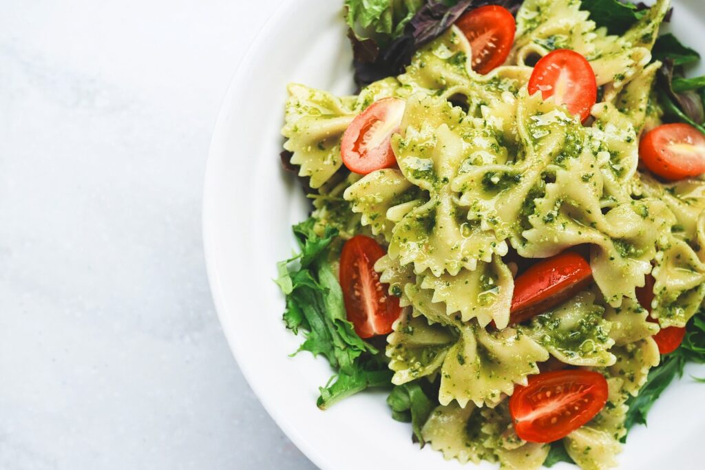 Descubre la Pasta Más Irresistible: Salsa de Ajo Negro y Albahaca para Sorprender en Tu Mesa