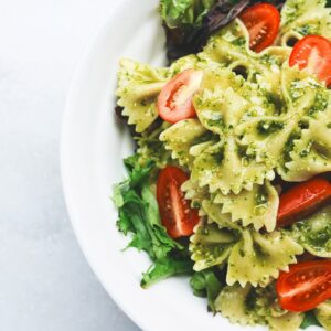 Descubre la Pasta Más Irresistible: Salsa de Ajo Negro y Albahaca para Sorprender en Tu Mesa