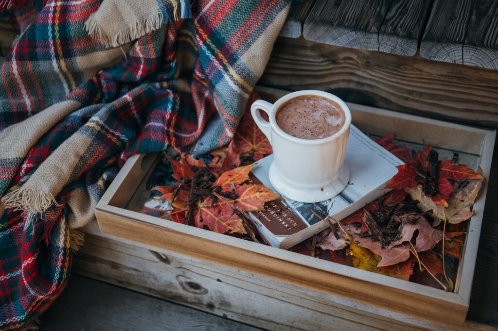 5 Bebidas Calientes para Disfrutar en Otoño (Más Allá del Café y el Té)