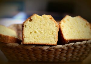 Bizcocho de limón y romero: Un postre cítrico y aromático que enamora
