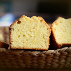 Bizcocho de limón y romero: Un postre cítrico y aromático que enamora