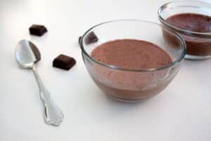 El Postre Vegano más delicioso para Navidad: Mousse de Chocolate y Aguacate con Frutos Secos
