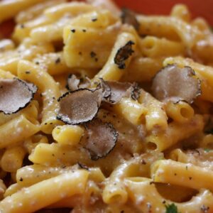 El placer de lo gourmet: Pasta fresca con trompetas de los muertos y trufa