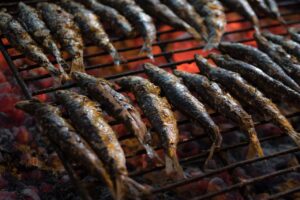 Sardinas a la brasa con limón y ajo: el sabor del mar en tu parrilla