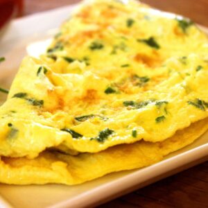 ¡Así se hace la mejor tortilla de níscalos con ajos tiernos!