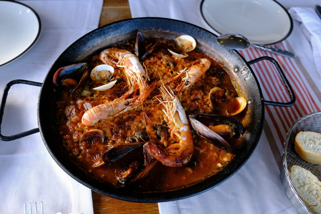 El Arroz Caldoso con Cigalas y Mariscos que te hará sentir en la costa