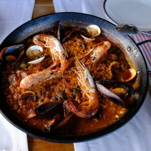 El Arroz Caldoso con Cigalas y Mariscos que te hará sentir en la costa