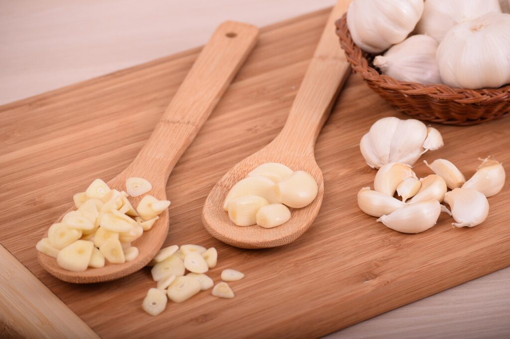 ¿Por qué el ajo se vuelve azul? El misterio químico que sorprende en la cocina
