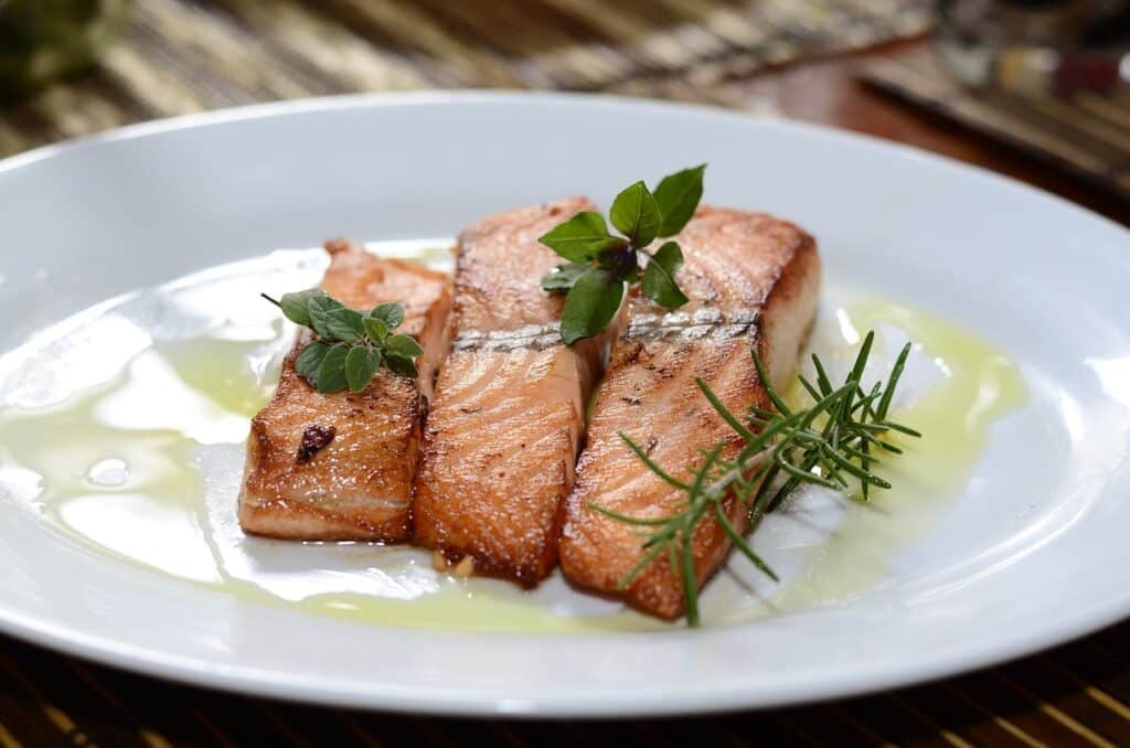 ¡Así se hace el mejor salmón con salsa de ajo! La receta que te hará triunfar