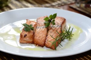¡Así se hace el mejor salmón con salsa de ajo! La receta que te hará triunfar