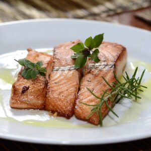 ¡Así se hace el mejor salmón con salsa de ajo! La receta que te hará triunfar