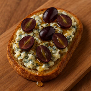 Una Combinación Gourmet que Conquista: Tosta de Queso Azul, Uvas y Miel