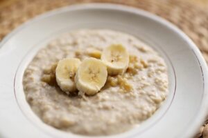 Comienza el día con energía: Gachas de Avena con Frutos Secos y Miel
