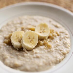 Comienza el día con energía: Gachas de Avena con Frutos Secos y Miel