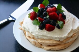 Pavlova de Frutos Rojos: Ligereza y Sofisticación en un Solo Bocado