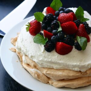 Pavlova de Frutos Rojos: Ligereza y Sofisticación en un Solo Bocado