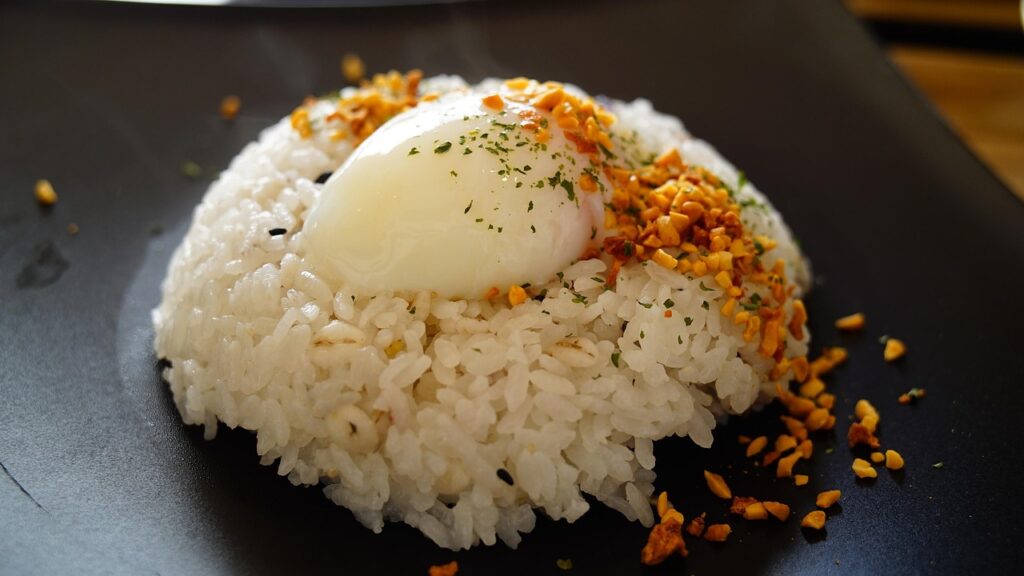 Arroz con Ajos Fritos y Huevos: la receta sencilla que nunca falla