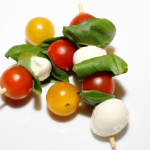 Brochetas Irresistibles de Uvas, Jamón y Mozzarella en un solo bocado
