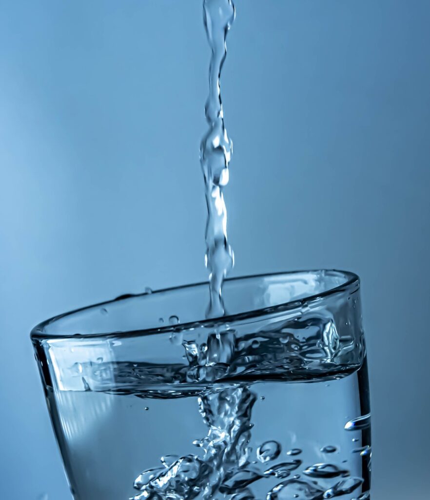 El Secreto Mejor Guardado del Agua: ¿Por Qué Todos Deberíamos Beberla de Esta Forma?