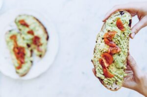 Tostas de aguacate, anchoas y chía: un bocado fácil, saludable y lleno de sabor