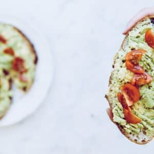 Tostas de aguacate, anchoas y chía: un bocado fácil, saludable y lleno de sabor