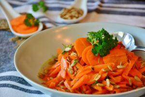 Ensalada de zanahoria con chía y jengibre: el plato crujiente, ligero y lleno de beneficios que necesitas este verano