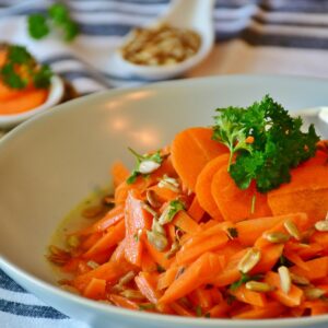 Ensalada de zanahoria con chía y jengibre: el plato crujiente, ligero y lleno de beneficios que necesitas este verano