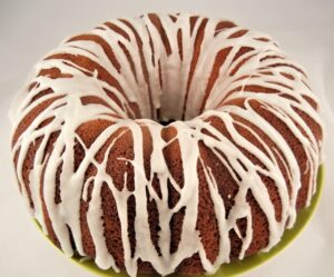Bizcocho de yogur griego y frutos rojos: jugoso, fresco y lleno de sabor
