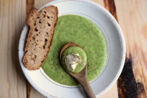 Crema de brócoli con chía y panceta: un plato reconfortante, saludable y lleno de sabor