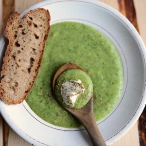 Crema de brócoli con chía y panceta: un plato reconfortante, saludable y lleno de sabor