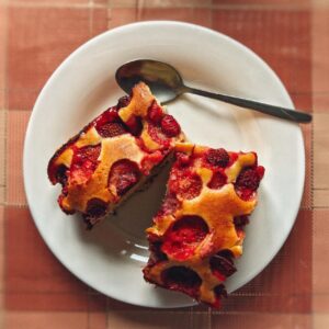 Bizcocho de remolacha y chocolate blanco: un dulce sorprendente que te conquistará