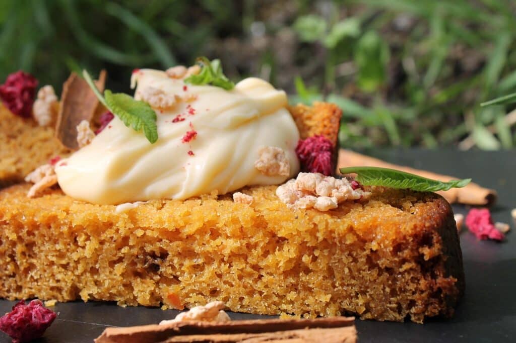 Bizcocho de té verde y frambuesas: un postre elegante, saludable y con un toque japonés
