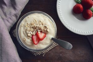 Copas de yogur y chocolate blanco: el postre cremoso que siempre triunfa