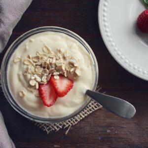 Copas de yogur y chocolate blanco: el postre cremoso que siempre triunfa