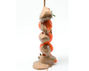 Fresas cubiertas de chocolate blanco, un postre elegante y fácil para cualquier ocasión