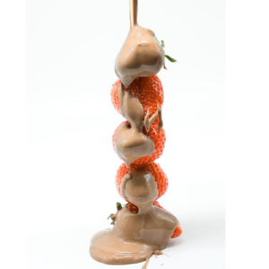 Fresas cubiertas de chocolate blanco, un postre elegante y fácil para cualquier ocasión